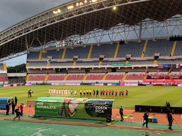 Los jugadores del Tri y de Costa RIca en la ceremonia de los Himnos Nacionales