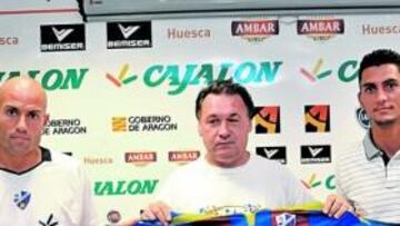 <b>PRESENTADOS. </b>Láinez y Juanma flanquean a Agustín Lasaosa, con la camiseta azulgrana.