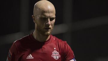 El futbolista estadounidense se mantuvo de pie mientras los otros 21 jugadores en el campo, incluidos los árbitros estaban hincados.