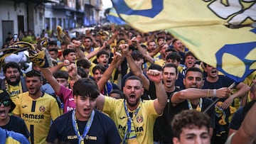VILLARREAL, 01/10/2025.- La afición del Villarreal CF recibe al equipo en las afueras del estadio antes de comenzar el partido de primera ronda de Liga de Campeones que Villarreal CF y Juventus de Turín disputan este miércoles en el estadio de La Cerámica. EFE/Andreu Esteban