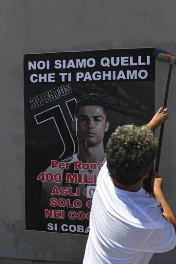 Contin¨²an las protestas en contra del fichaje de Cristiano Ronaldo por parte de la Juventus de Tur¨ªn. Ahora son los ex trabajadores de Fiat en N¨¢poles los que ha salido a la calle y han realizado una pegada de carteles.