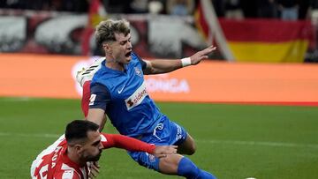 11/11/23 PARTIDO COPA DEL REY
SPORTING DE GIJON - AMOREBIETA
INSUA DESDE EL SUELO PRESIONA A AVILES