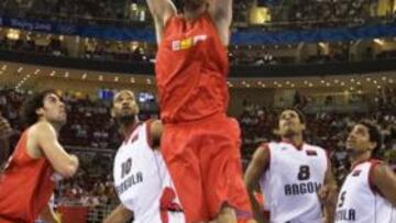<b>MATE.</b>Pau Gasol realiza un espectacular mate ante la atenta mirada d elos jugadores de Angola y de algunos compañeros de la selección española.