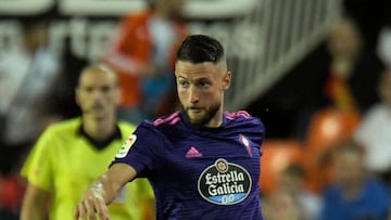 David Junc&agrave; golpea el bal&oacute;n con su pierna izquierda durante el partido entre el Valencia y el Celta.