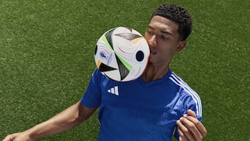 Jude Bellingham controla con el pecho el Fussballliebe, el bal¨®n oficial de la Eurocopa 2024.