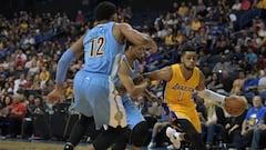 D&#039;Angelo Russell, defendido por Jarnell Stokes.