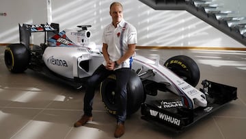 Valtteri Bottas posa con el Williams el d&iacute;a del anuncio de su renovaci&oacute;n.