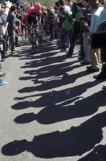 Varios ciclistas se abren paso entre la gente hoy en el Alto de La Antigua, en la localidad guipuzcoana de Zumarraga, durante la tercera etapa de la 55 edición de la Vuelta al País Vasco.