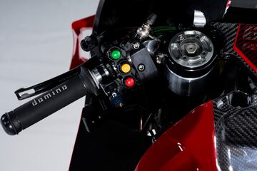 Ducati ha presentado en Madonna di Campiglio a sus equipos de MotoGP y Superbike para la temporada 2023. Los detalles de la Desmosedici son un propulsor 4 tiempos V4 a 90?, refrigeraci¨®n por l¨ªquido, distribuci¨®n desmodr¨®mica con doble ¨¢rbol de levas en cabeza y 4 v¨¢lvulas por cilindro.