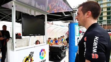 GRAF3958. LLORET DE MAR (GIRONA), 19/04/2019.- Fotografía facilitada por la organización del MIC. Uno de los colegiados del MIC consulta la pantalla del sistema de videoarbitraje VAR en el marco de la formación que realizan los &aacut