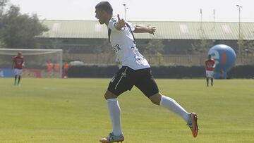 Santiago, 23 Septiembre 2017.
Futbol, Santiago Morning vs Rangers
Campeonato Loto de transicion 2017.
El jugador de Santiago Morning David Escalate izquierda derecha centro, festeja gol contra Rangers durante el partido por primera B en el estadio La Pintana Santiago, Chile.
23.09.17
Karin Pozo/Photosport**********