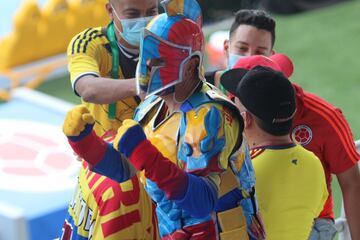 Los hinchas de la Selección Colombia acompañan al equipo en su partido ante Ecuador por las Eliminatorias Sudamericanas en el Metropolitano.