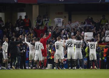 Los jugadores del Real Madrid se acercan a los aficionados del club blanco tras el partido.