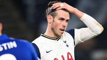 Bale se lamenta durante la derrota del Tottenham contra el Leicester (0-2) donde salió desde el banquillo.
