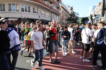 Bilbao ya acoge a los primeros aficionados del Tottenham y Manchester United, que disputarán la final de la Europa League en San Mamés. La ciudad vive un ambiente vibrante, con la final como protagonista en calles.