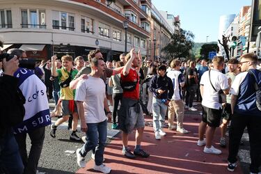 Bilbao ya acoge a los primeros aficionados del Tottenham y Manchester United, que disputarán la final de la Europa League en San Mamés. La ciudad vive un ambiente vibrante, con la final como protagonista en calles.