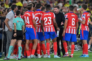 Atletico Madrid's Argentine coach Diego Simeone speaks to players during the Spanish league football match between Villarreal CF and Club Atletico de Madrid at La Ceramica stadium in Vila-real on August 19, 2024. (Photo by JOSE JORDAN / AFP)