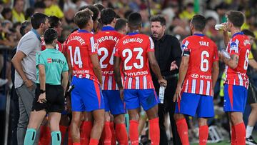 Atletico Madrid's Argentine coach Diego Simeone speaks to players during the Spanish league football match between Villarreal CF and Club Atletico de Madrid at La Ceramica stadium in Vila-real on August 19, 2024. (Photo by JOSE JORDAN / AFP)