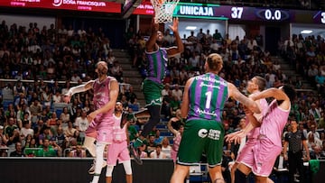 Ejim intenta anotar.