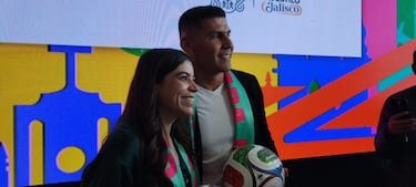 La doble medallista olímpica Alejandra Orozco es reconocida por el futbol