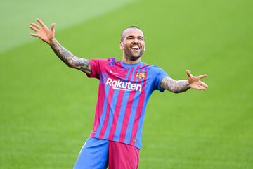 El lateral derecho brasileño Dani Alves vuelve a la que fue su casa y ha sido presentado de nuevo en el Camp Nou.  El brasileño se mostró exultante durante su acto.