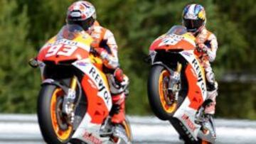 Márquez (93) y Pedrosa (26) hacen un 'caballito' durante la jornada de entrenamientos del sábado en Brno.