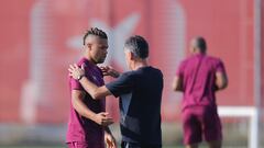 Mariano y Mendilibar, en el entrenamiento del Sevilla este jueves.