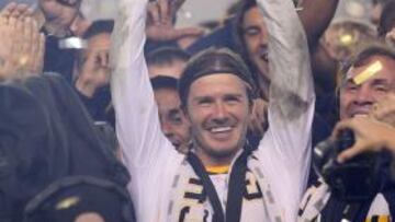 <b>CAMPEÓN. </b>Beckham alza el trofeo de campeón de la MLS.