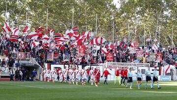 La afición del Rayo recibe a su equipo en Vallecas.