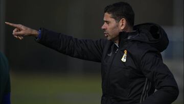 Fernando Hierro, entrenador del Oviedo, durante un entrenamiento.
