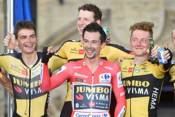 Primoz Roglic celebra con su equipo, Jumbo, la victoria de La Vuelta 2021.