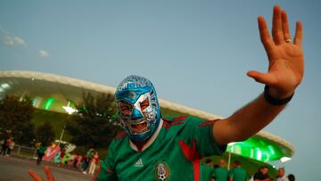 MEX2181. GUADALAJARA (MÉXICO),15/10/2024.- Un aficionado de la selección mexicana de fútbol anima previo a un partido amistoso ante la selección de Estados Unidos, este martes, en el Estadio Akron, en Guadalajara (México). EFE/ Francisco Guasco
