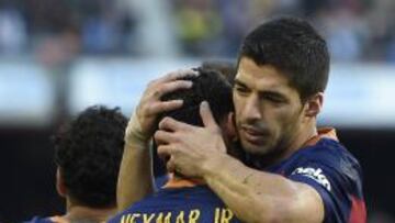 Luis Suárez abraza a Neymar.