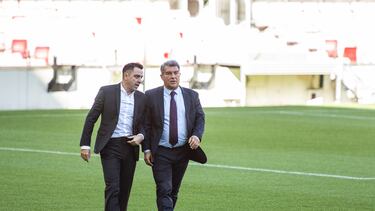 Xavi con Laporta sobre el césped del Camp Nou