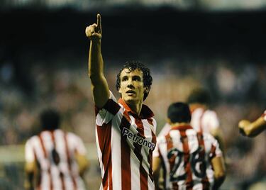 Nació en Logroño (La Rioja). De madre navarra, empezó en la cantera del CD Logroñés pero tras la desaparición del club riojano siguió con su formación en la cantera del Osasuna donde debutó en el primer equipo. En 2007 fichó por el Athletic Club.