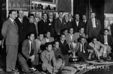 Jueves 02-Mayo-1935.-Recepción en el Excmo. Ayuntamiento de Sevilla a los Campeones Liga Primera División-Temporada 1934-35. Podemos apreciar al alcalde don Isacio Contreras Rodríguez, al presidente del Betis Balompié don Antonio Moreno Sevillano (tercero a la derecha y de pie) y a su izquierda, Enrique Añino Ilzarbe de Andueza, vocal-1933/1934-Junta Directiva del presidente Moreno Sevillano (2º), Patrick Joseph O