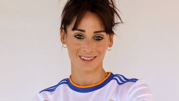 Esther Gonz&aacute;lez con la camiseta del Real Madrid.