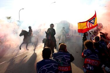 Caluroso recibimiento de los aficionados colchoneros al autobús rojiblanco en los aledaños del estadio Cívitas Metropolitano.