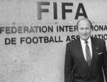 En sus primeros años en la FIFA, Blatter ocupó el cargo de director de programas de desarrollo.