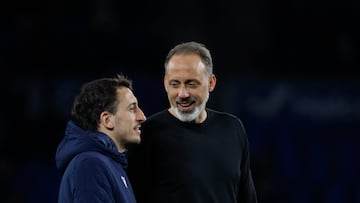 El entrenador de la Real, Pellegrino Matarazzo (d), y el delantero Mikel Oyarzabal al término del partido de LaLiga que Real Sociedad y Elche CF disputaron el estadio de Anoeta. EFE/Javier Etxezarreta