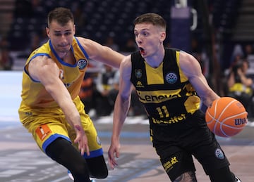 Tenerife's Kyle Guy (R) in action against Peristeri's Nemanja Dangubic (L) during the FIBA Champions League Final Four semi final basketball match between CB 1939 Canarias and GS Peristeri in Belgrade, Serbia, 26 April 2024.