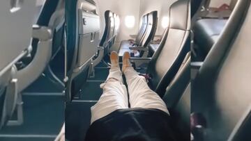 Chileno enseña un truco para viajar acostado en vuelos de aerolíneas low cost: generó polémica