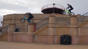 Los pilotos de MTB Danny MacAskill y Duncan Shaw con sus bicis de MTB sobre unas barandillas de la ciudad de Rhyl (Gales, Reino Unido).