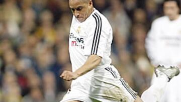<b>GOL ANTOLÓGICO</B>. Roberto Carlos consiguió un tanto de falta espectacular ante el Málaga.