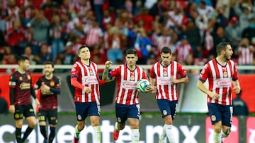 AME4946. GUADALAJARA (MÉXICO), 15/02/2023.- Víctor Guzmán (c) del Guadalajara celebra junto a sus compañeros una anotación ante Tijuana hoy, durante un partido de la jornada 7 del torneo clausura 2023 de la liga del fútbol mexicano, disputado en el Estadio Akron, en Guadalajara, Jalisco (México). EFE/ Francisco Guasco