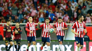 AME4946. GUADALAJARA (MÉXICO), 15/02/2023.- Víctor Guzmán (c) del Guadalajara celebra junto a sus compañeros una anotación ante Tijuana hoy, durante un partido de la jornada 7 del torneo clausura 2023 de la liga del fútbol mexicano, disputado en el Estadio Akron, en Guadalajara, Jalisco (México). EFE/ Francisco Guasco
