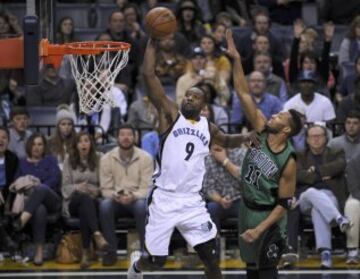 Tony Allen encesta ante Evan Turner.