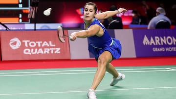 Carolina Mar&iacute;n devuelve el volante durante su partido ante Xuefei Qi durante su partido de primera ronda del Toyota Open de Tailandia.