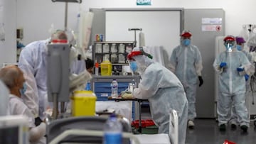 Imagen del personal sanitario ayudando a varios pacientes de coronavirus.