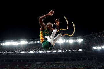 Ntando Mahlangu del equipo de Sudáfrica compite en el salto de longitud masculino - Final T63 el día 4 de los Juegos Paralímpicos de Tokio 2020